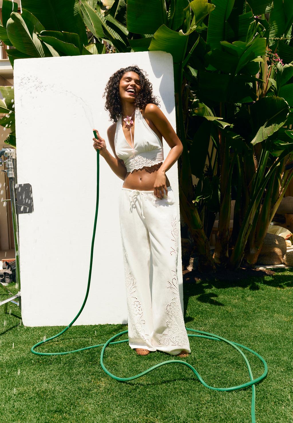 Loose-fitting linen blend trousers with embroidery