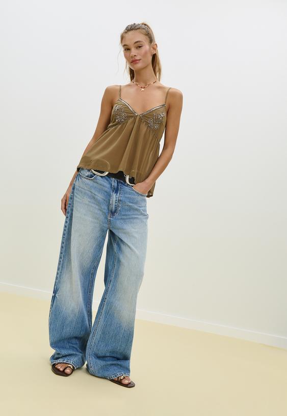 flieendes-top-mit-bestickten-tragern-und-zierperlen