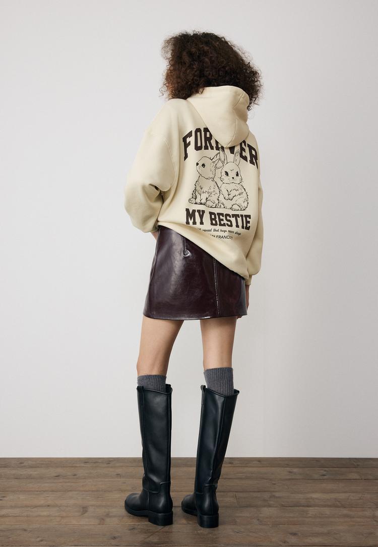 sweatshirt-mit-grafik-und-kapuze