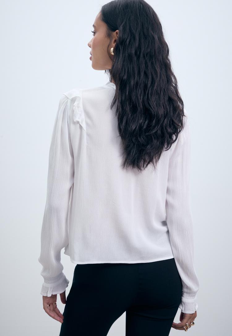 blusa com folhos e botoes