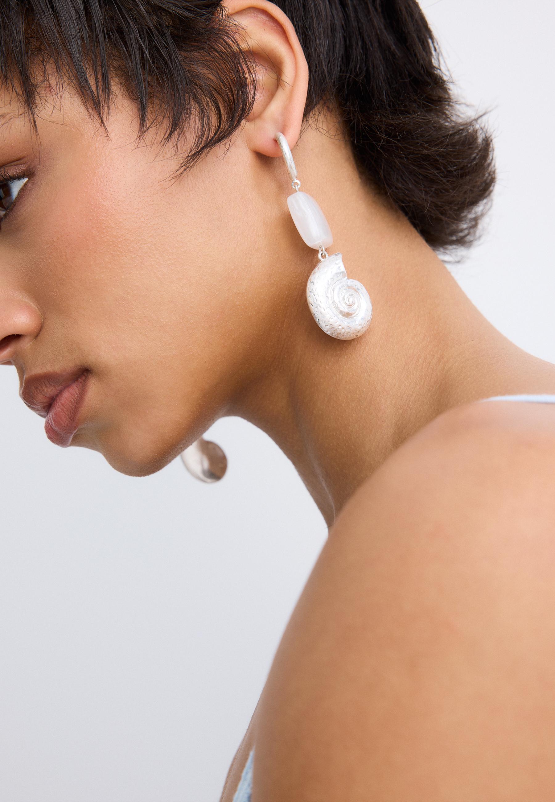 Seashell dangle earrings — Grey