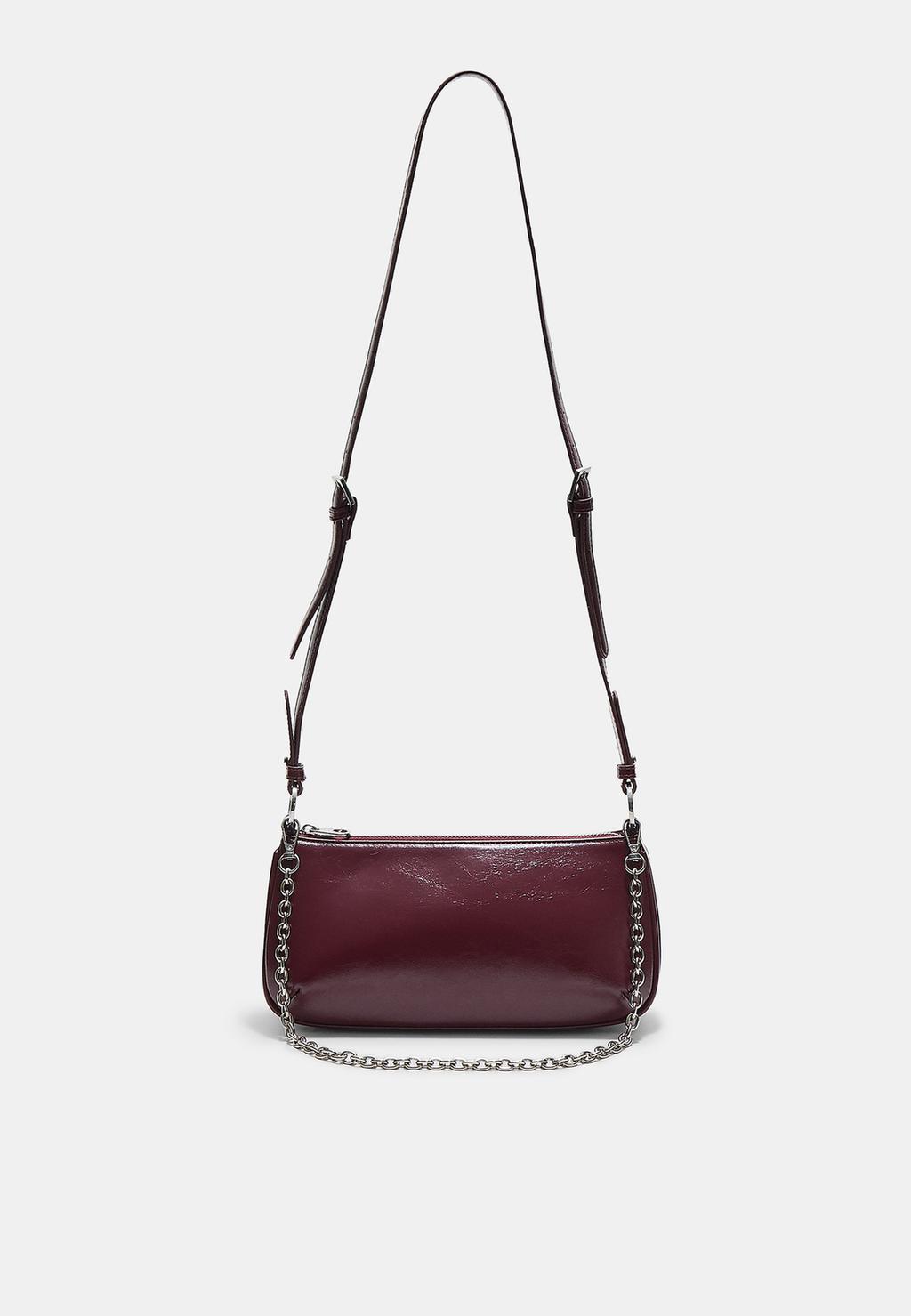 Borsa a tracolla allungata con catena