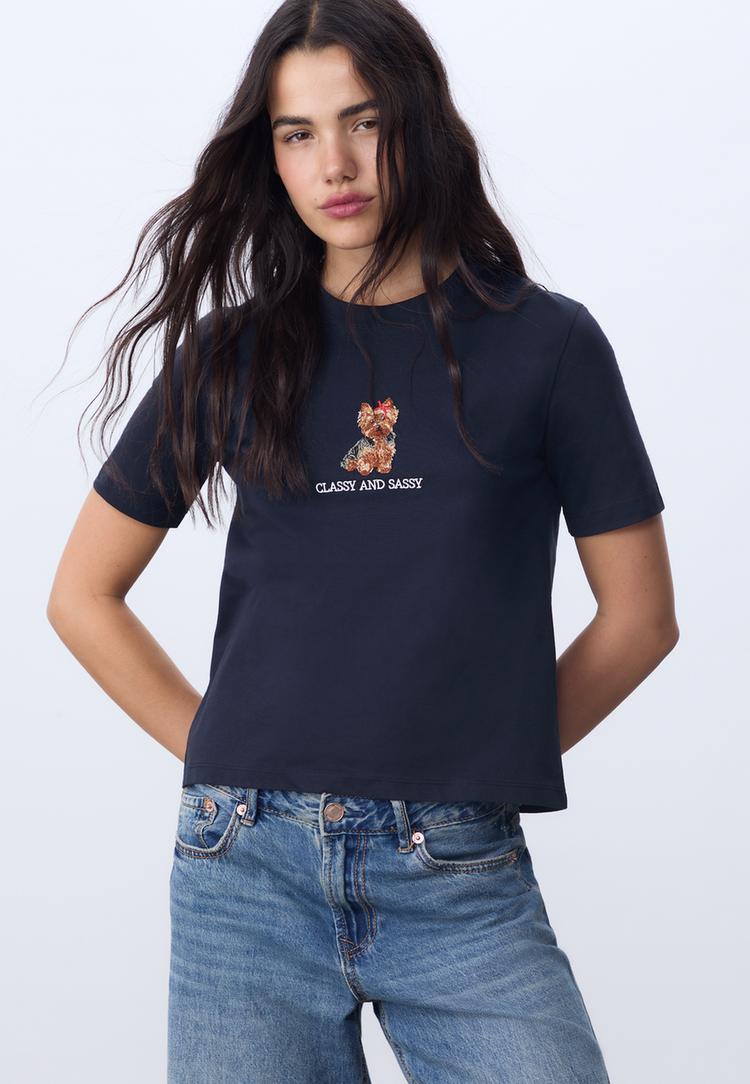 maglietta con cagnolino ricamato