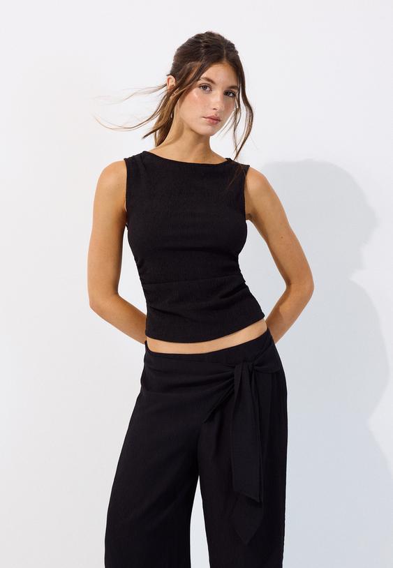 top met textuur en plooien