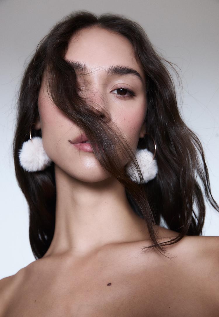 brincos de argolas com pompom de efeito de pelo