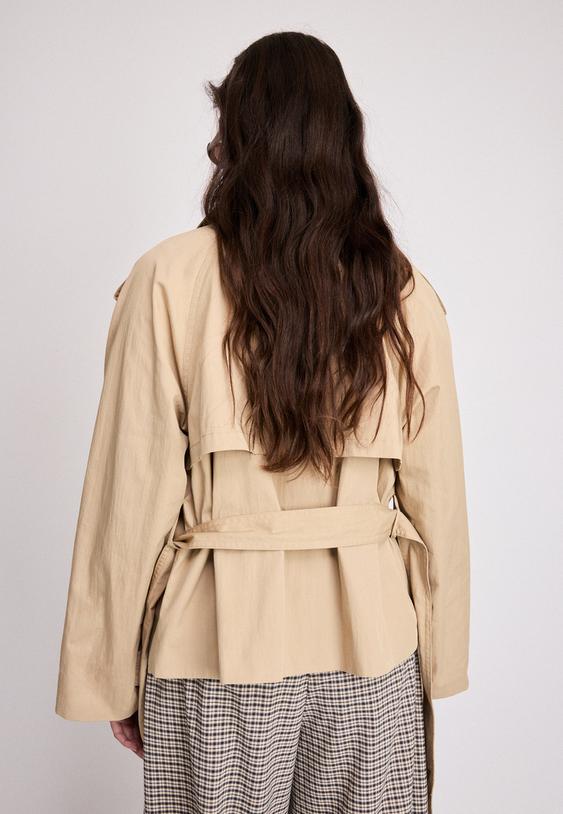 kurzer-trenchcoat-mit-stehkragen-und-gurtel