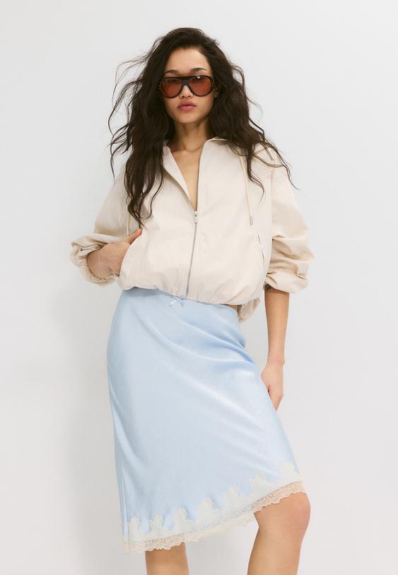 falda satinada encaje contraste