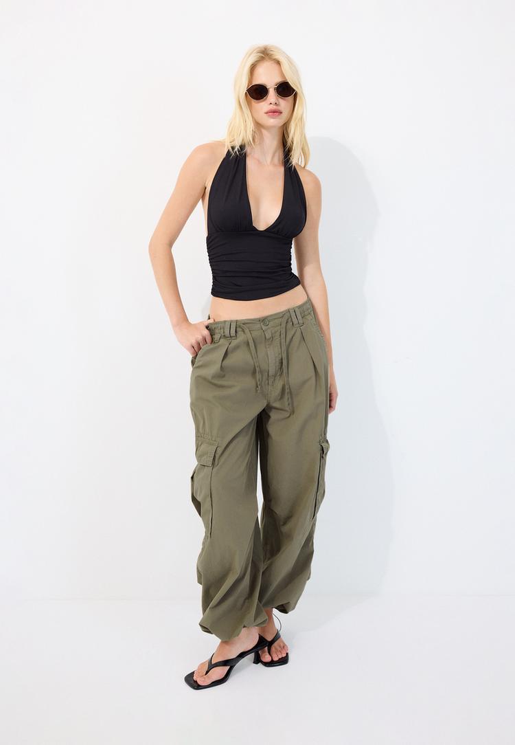 Stradivarius Τοπ Halter Με Σούρες Και Δέσιμο Στο Λαιμό Μαύρο Xs
