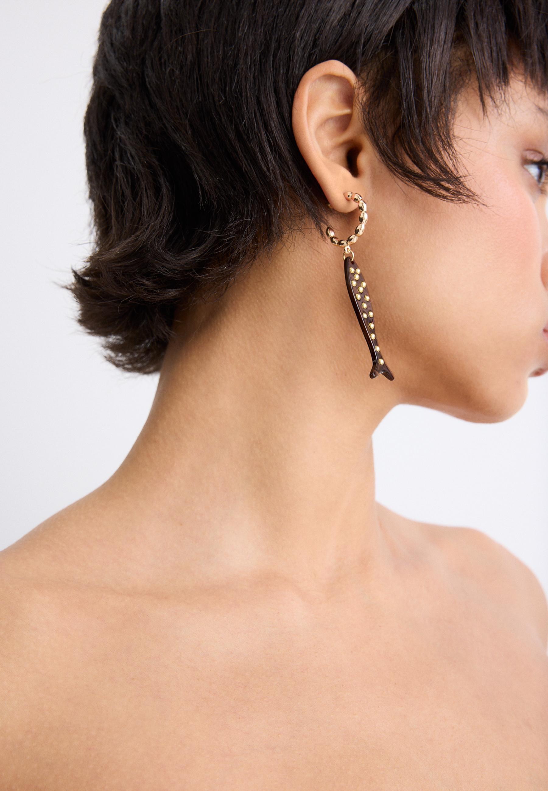 Fish stud earrings — Gold