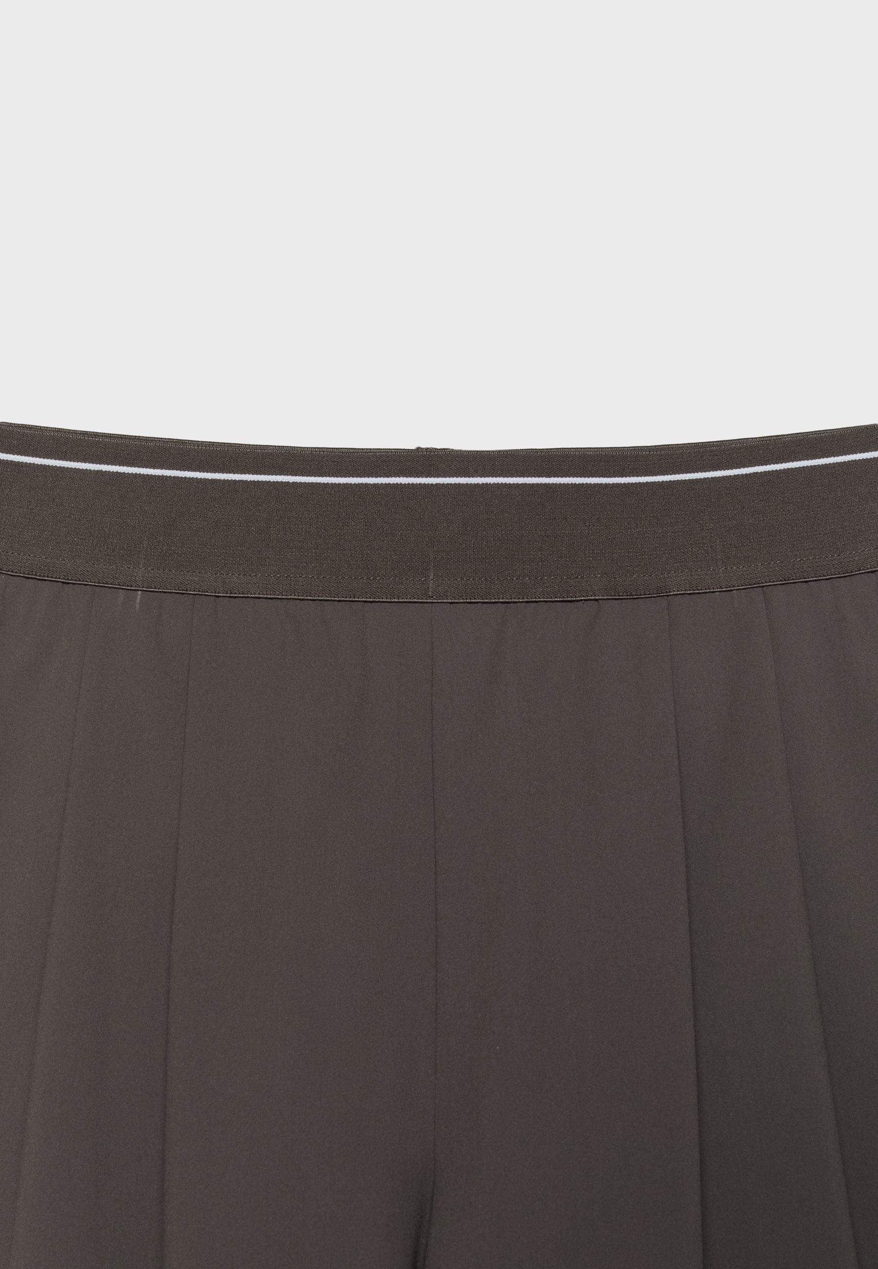 Smart shorts with elasticated waistband — Brown