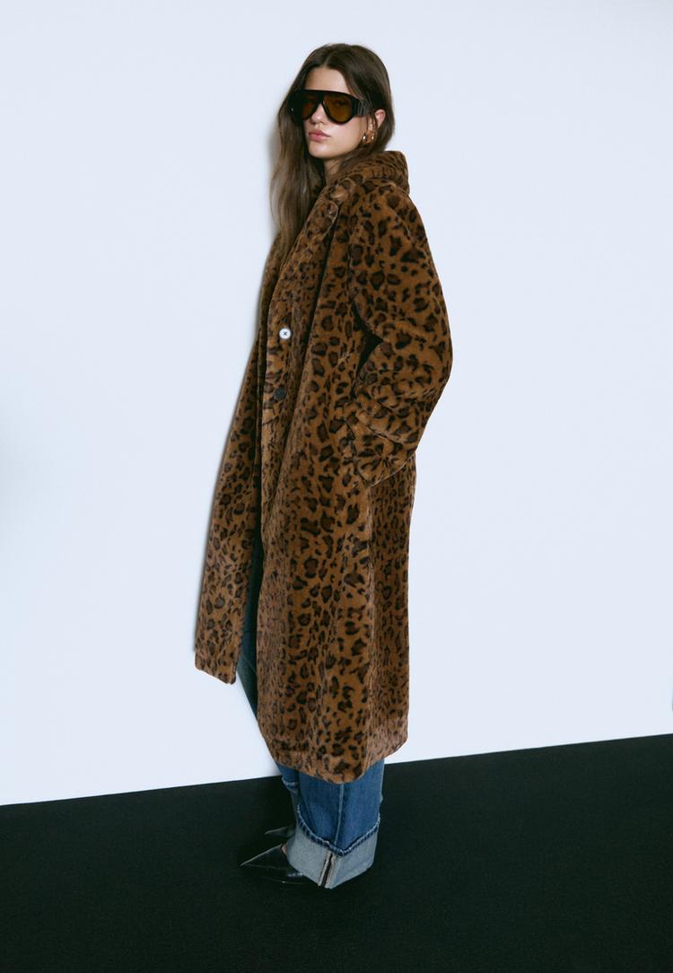abrigo largo efecto pelo leopardo