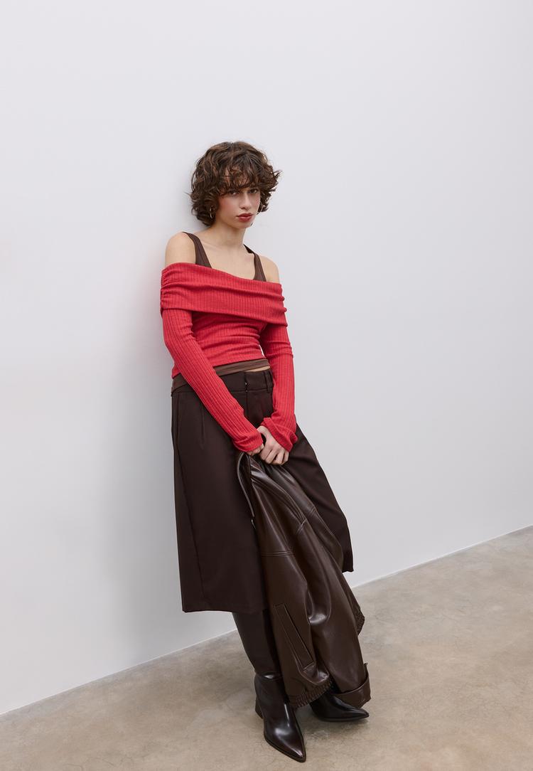 geruschtes-stricktshirt-mit-cutouts-an-den-schultern