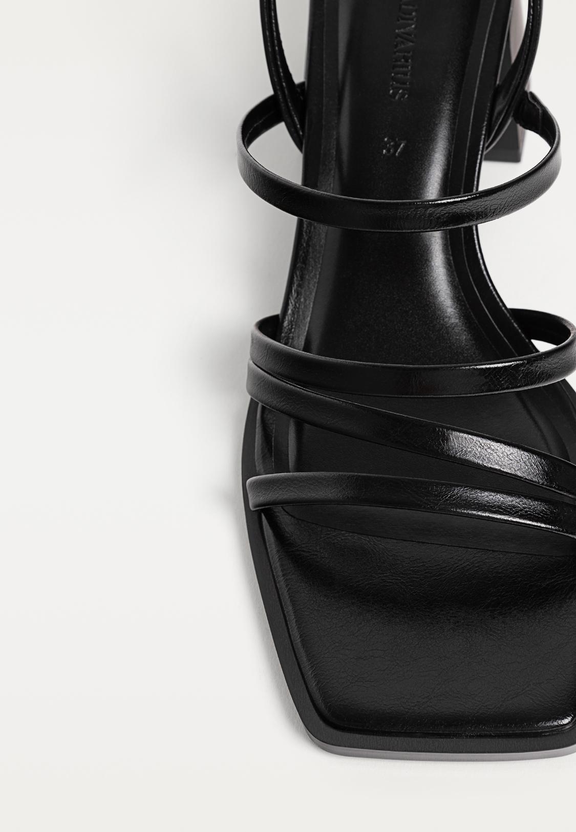 Sandalias tacón ancho tiras Stradivarius Mexico1