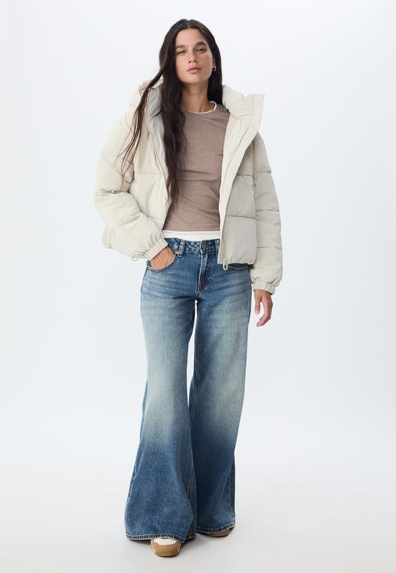 gesteppte-jacke-mit-kapuze