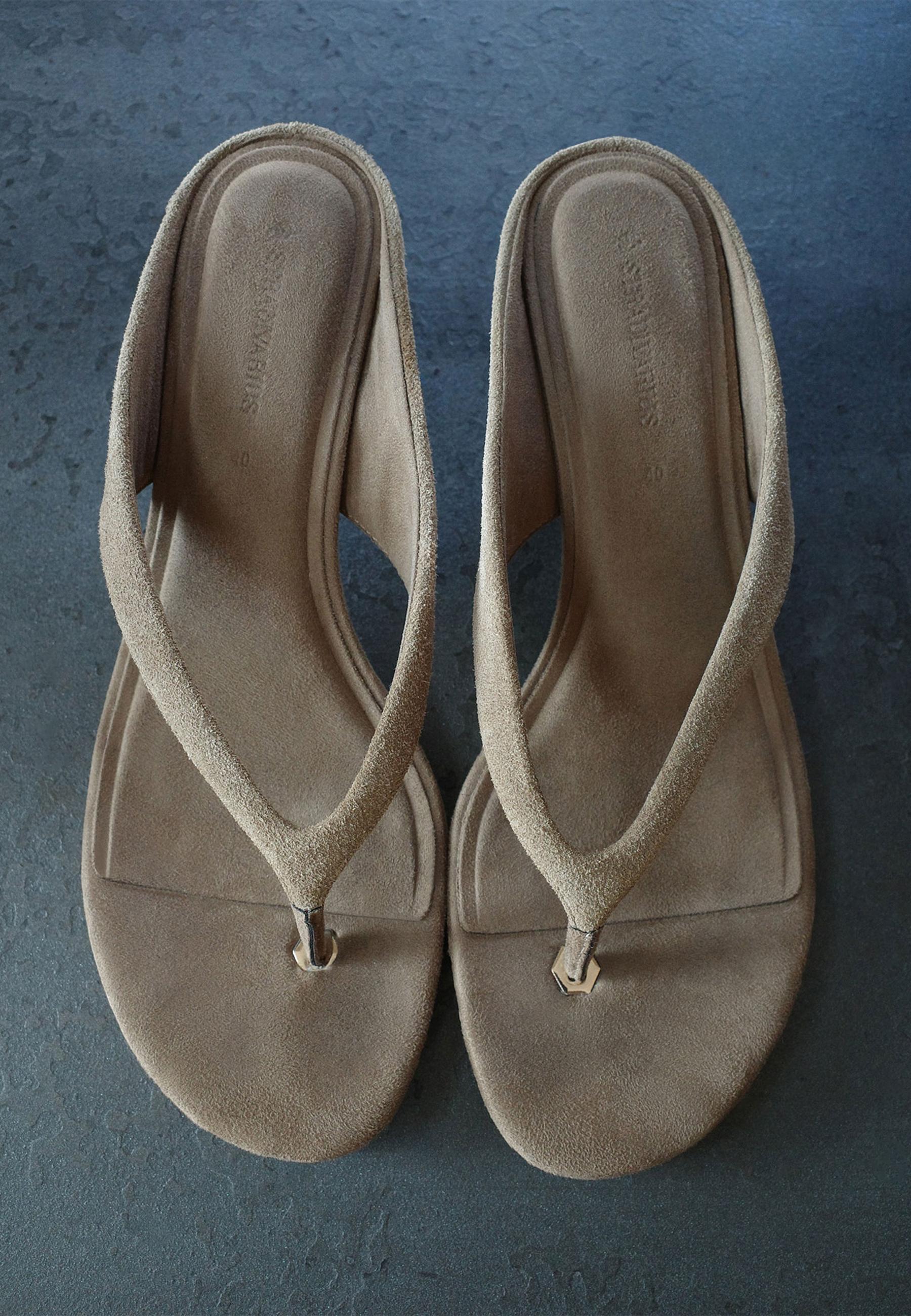 Leather thong heeled sandals — BEIGE