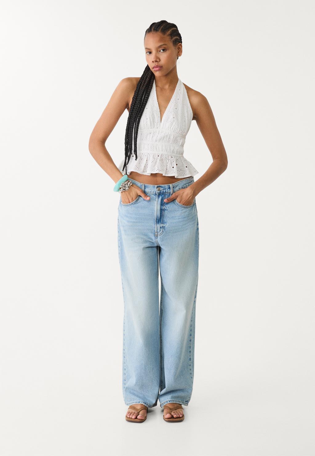 Top z dekoltem halter z haftem