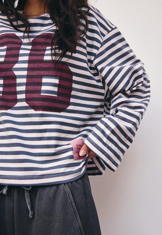gestreiftes-langarmshirt-mit-print