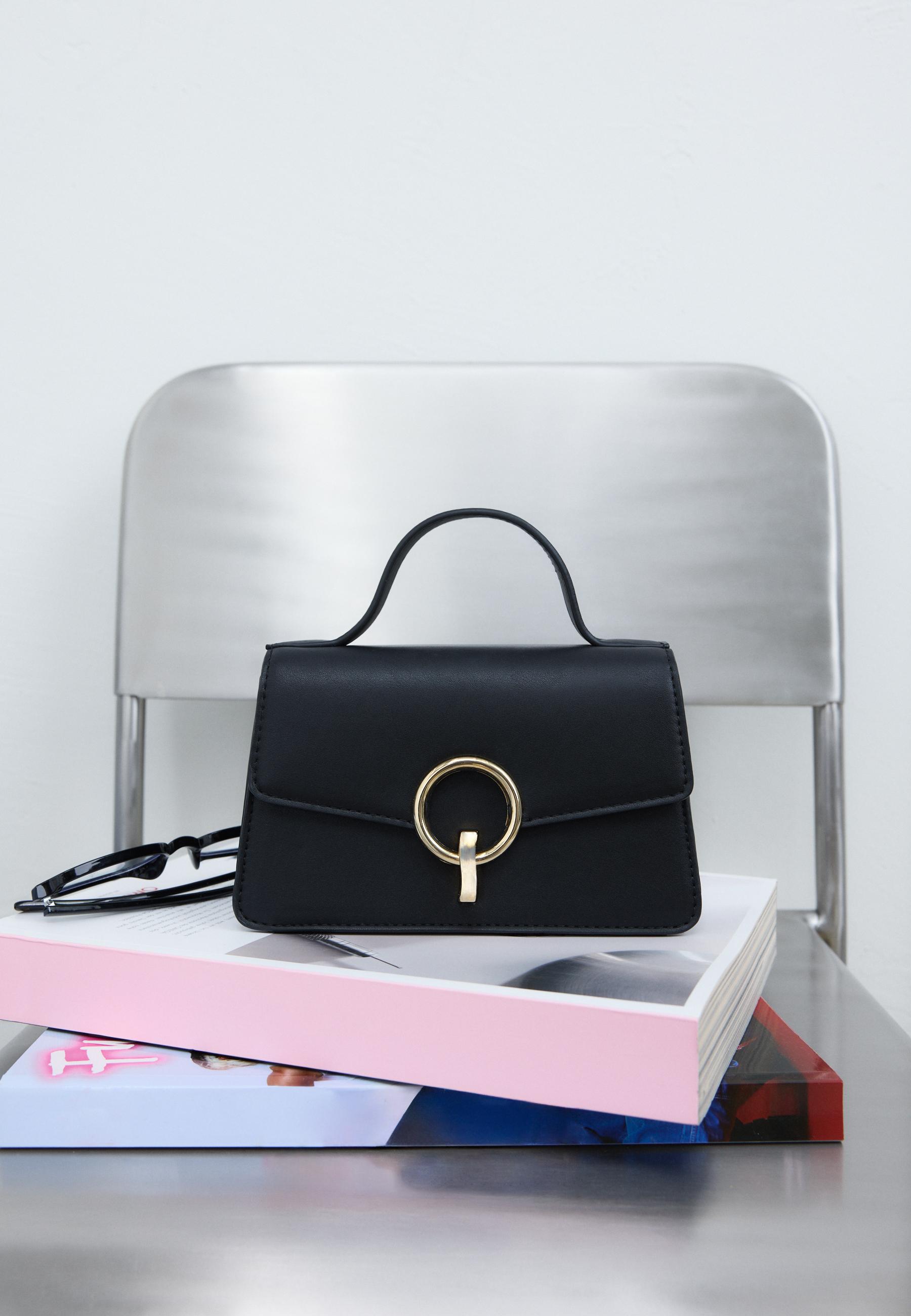 Round-clasp shoulder bag — Black