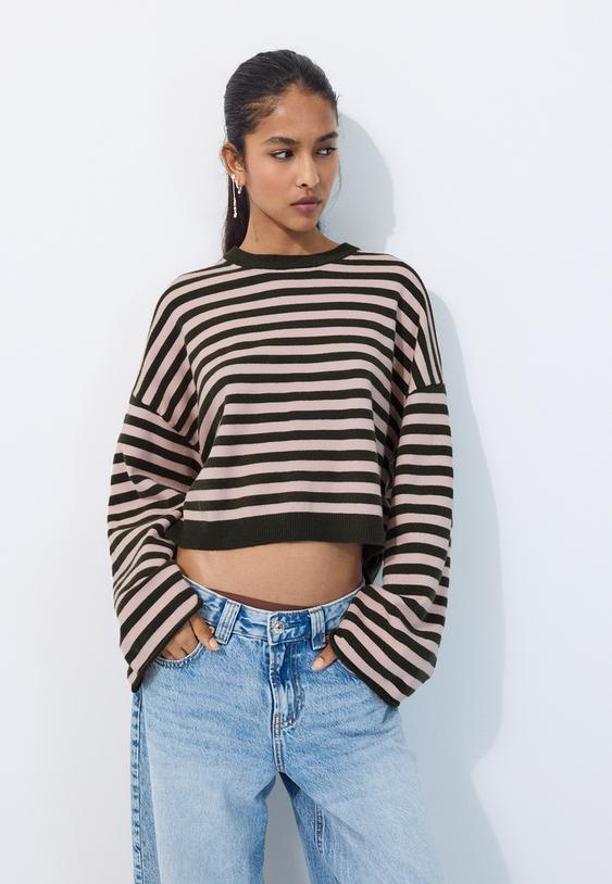 kurzer-strickpullover-mit-weiten-armeln