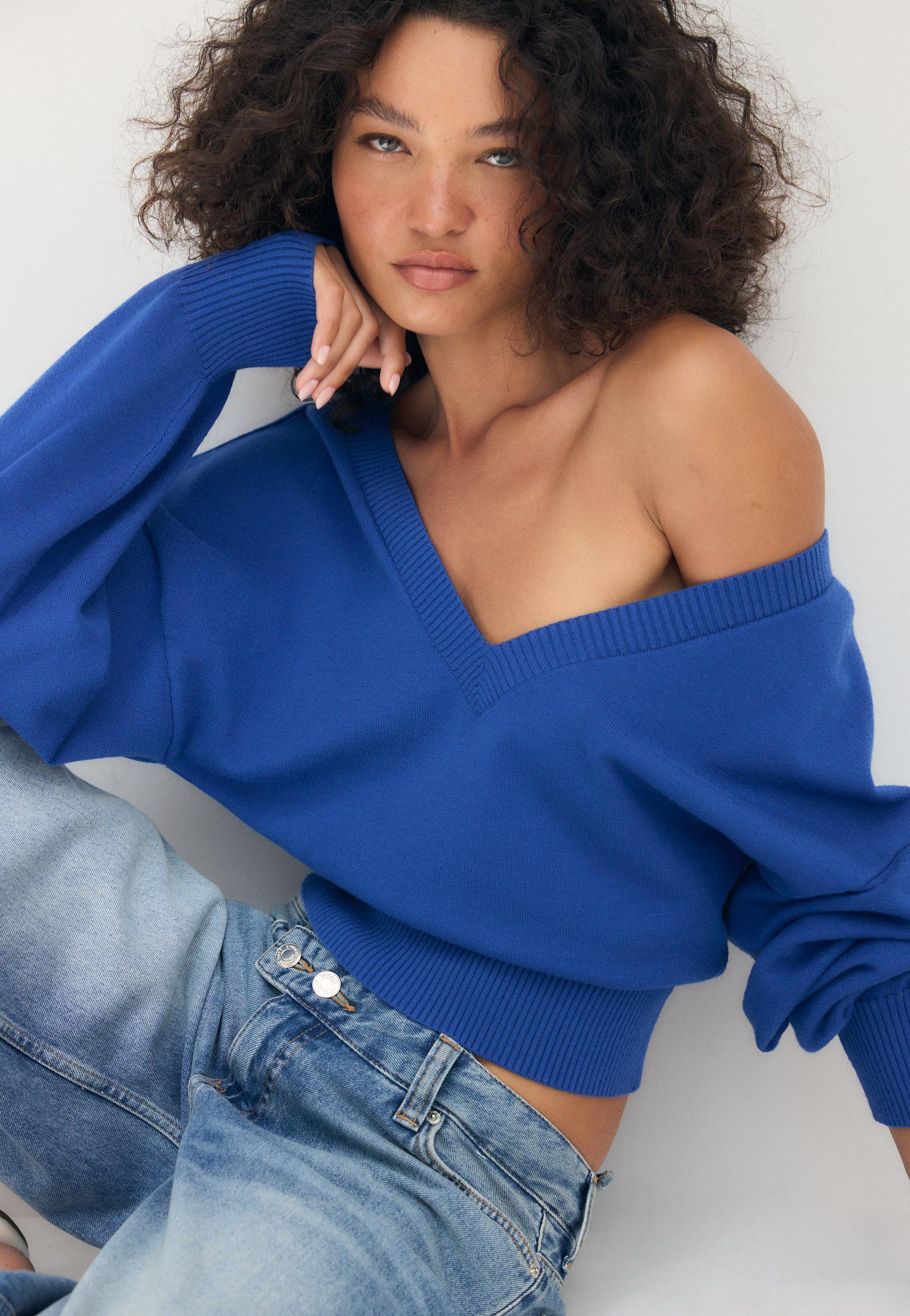 V-neck batwing sleeve jumper — Electric blue
