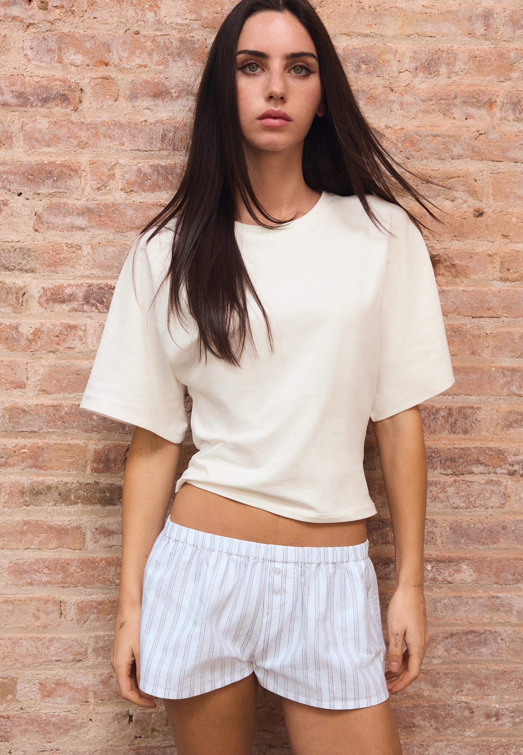 Striped buttoned mini shorts — Ecru