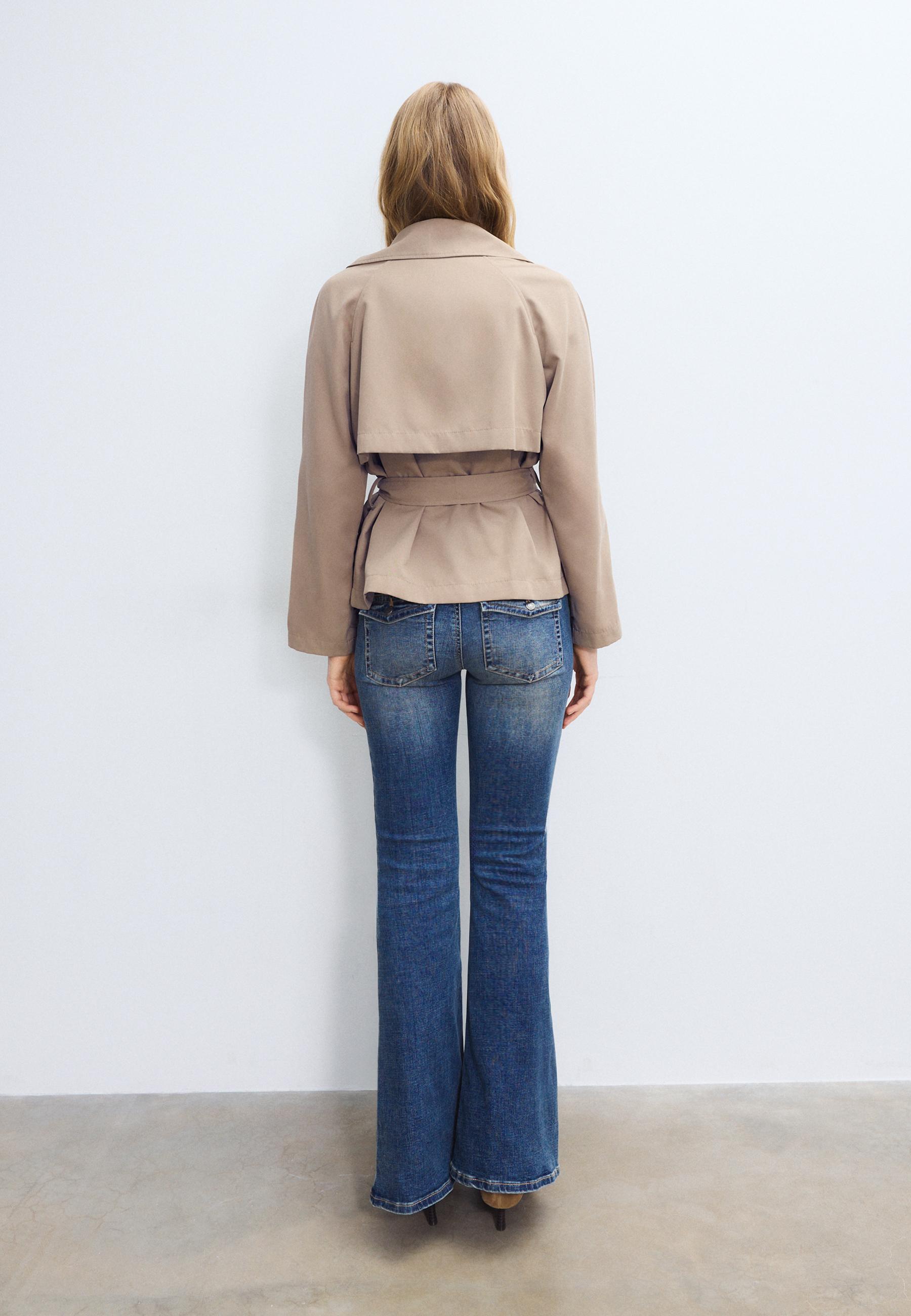 Kemerli kısa, akıcı trençkot - Görsel 5