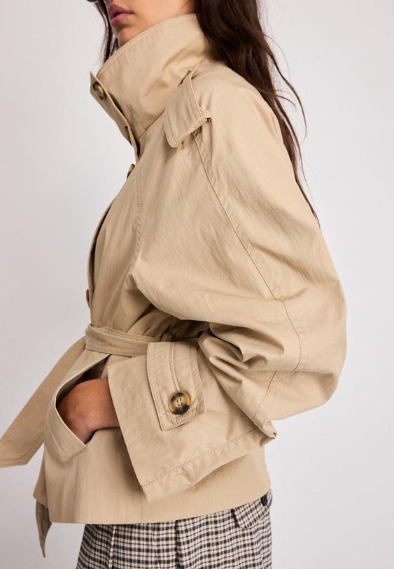 kurzer-trenchcoat-mit-stehkragen-und-gurtel
