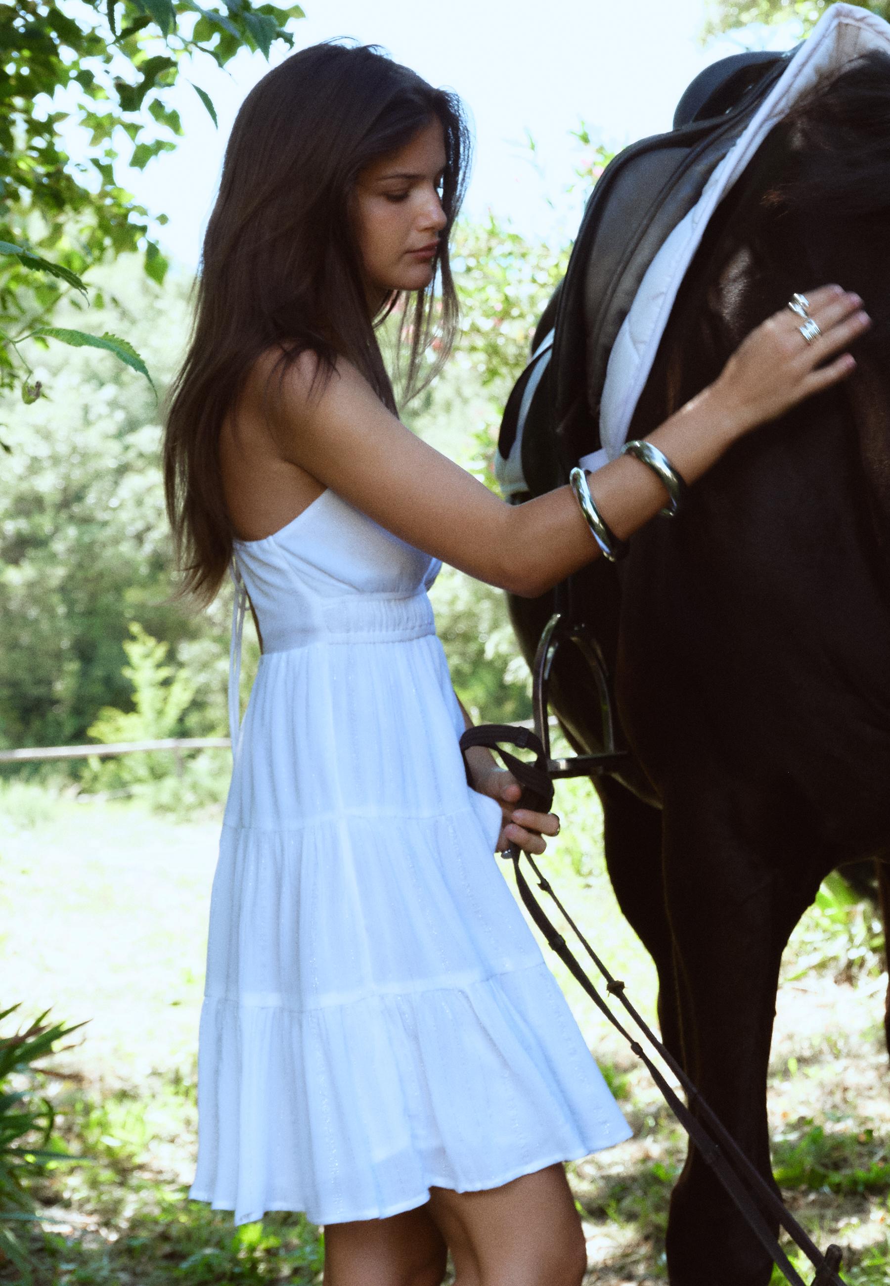Short dress with open back — White