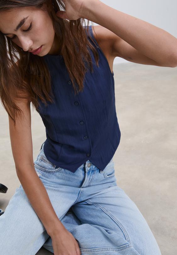 top met knopen en textuur