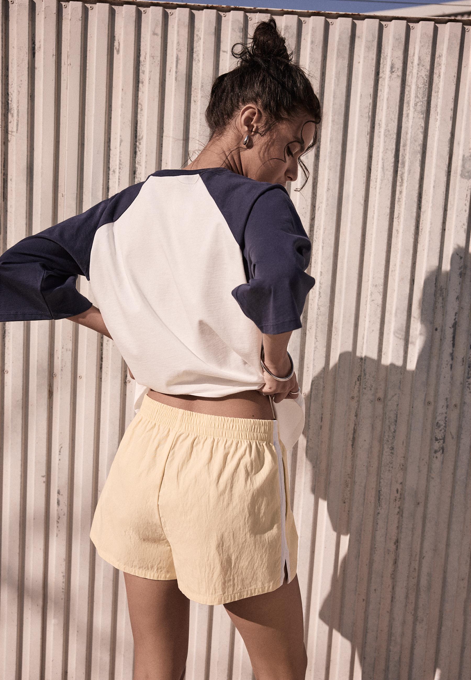 Technical shorts with side stripe — Pastel yellow