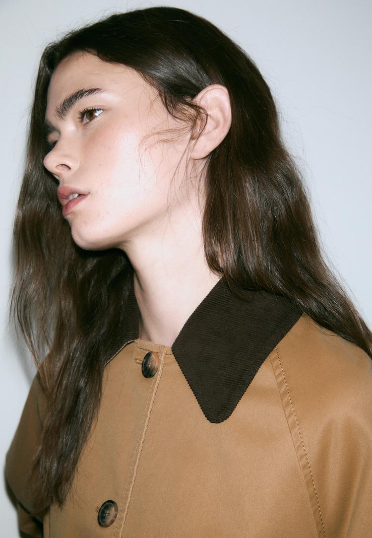 trench corto incerato con cintura