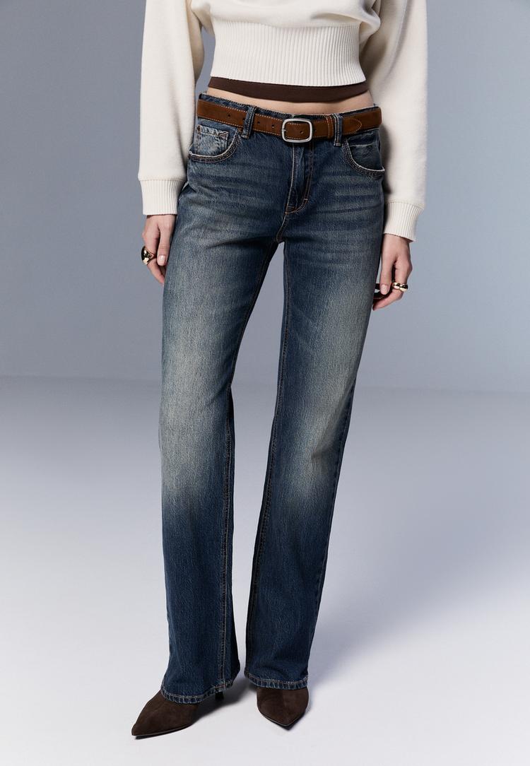 d68-bootcutjeans-mit-gurtel