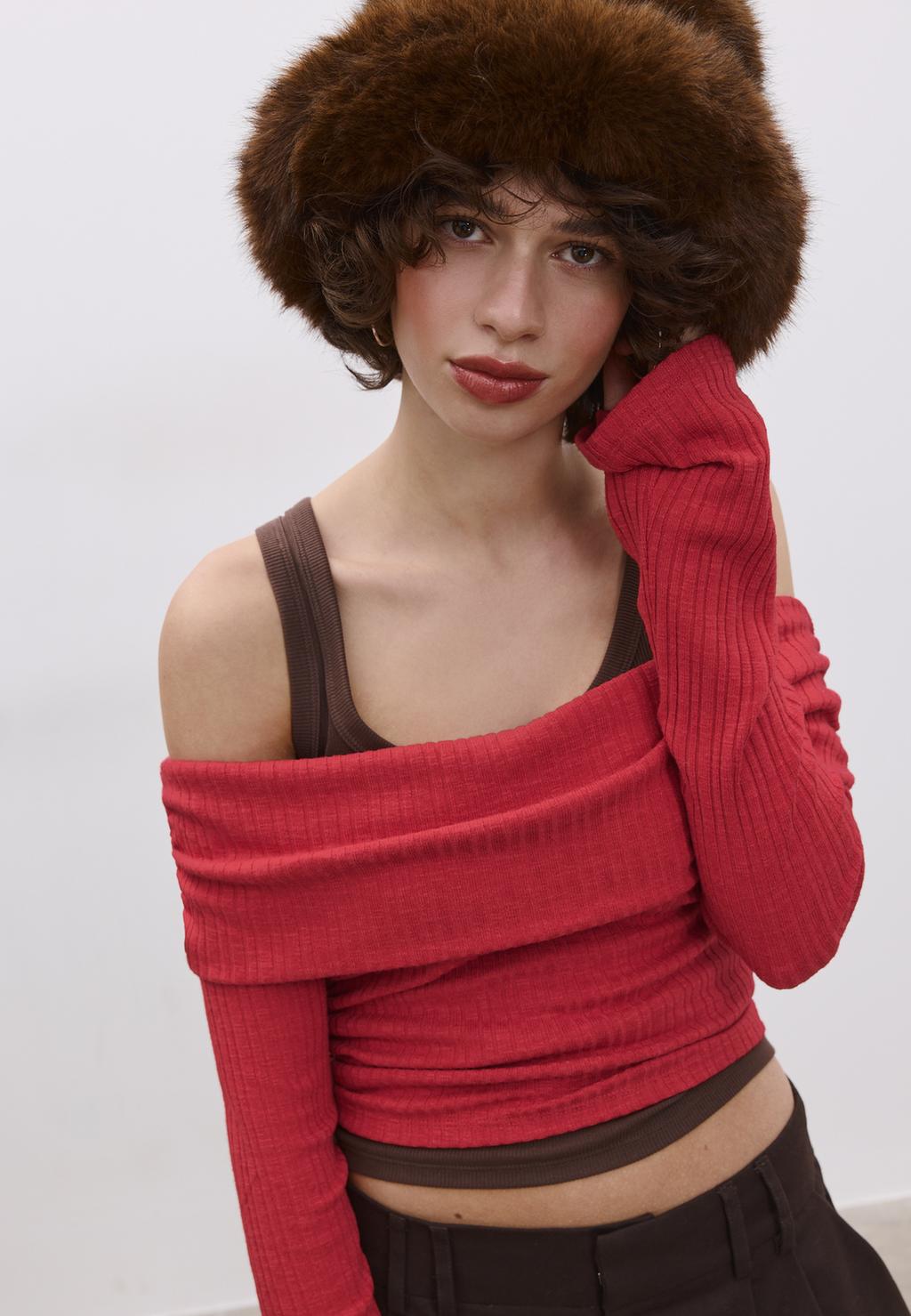 Camiseta punto fruncido hombros descubiertos