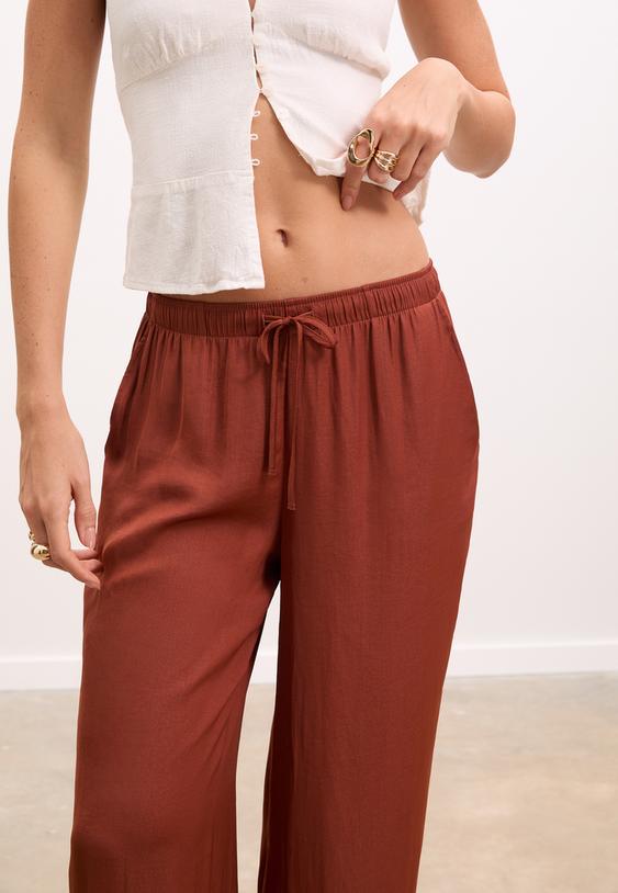 lange soepelvallende broek van zijdeachtige stof