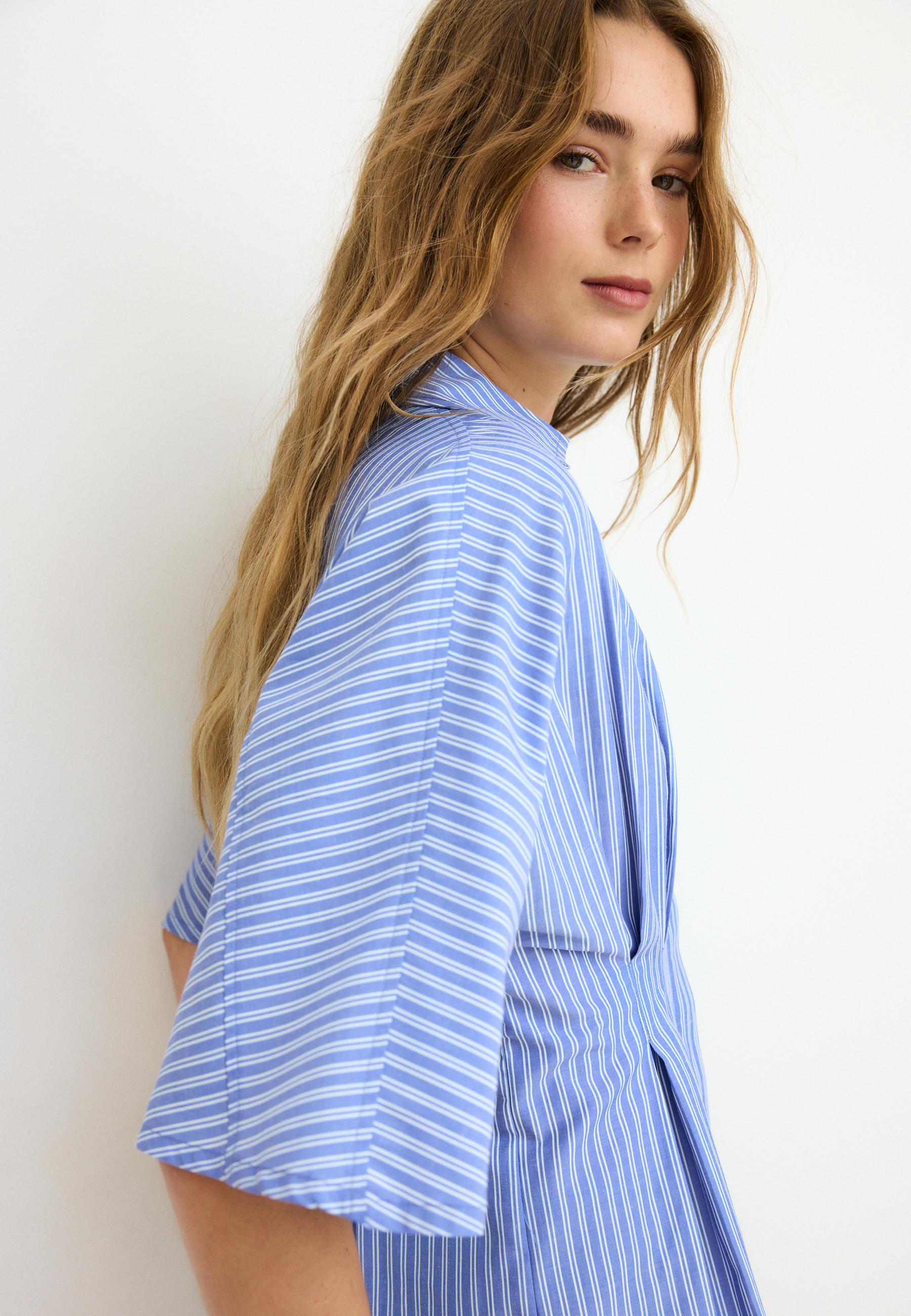 Fitted kimono sleeve pleated shirt — Blue