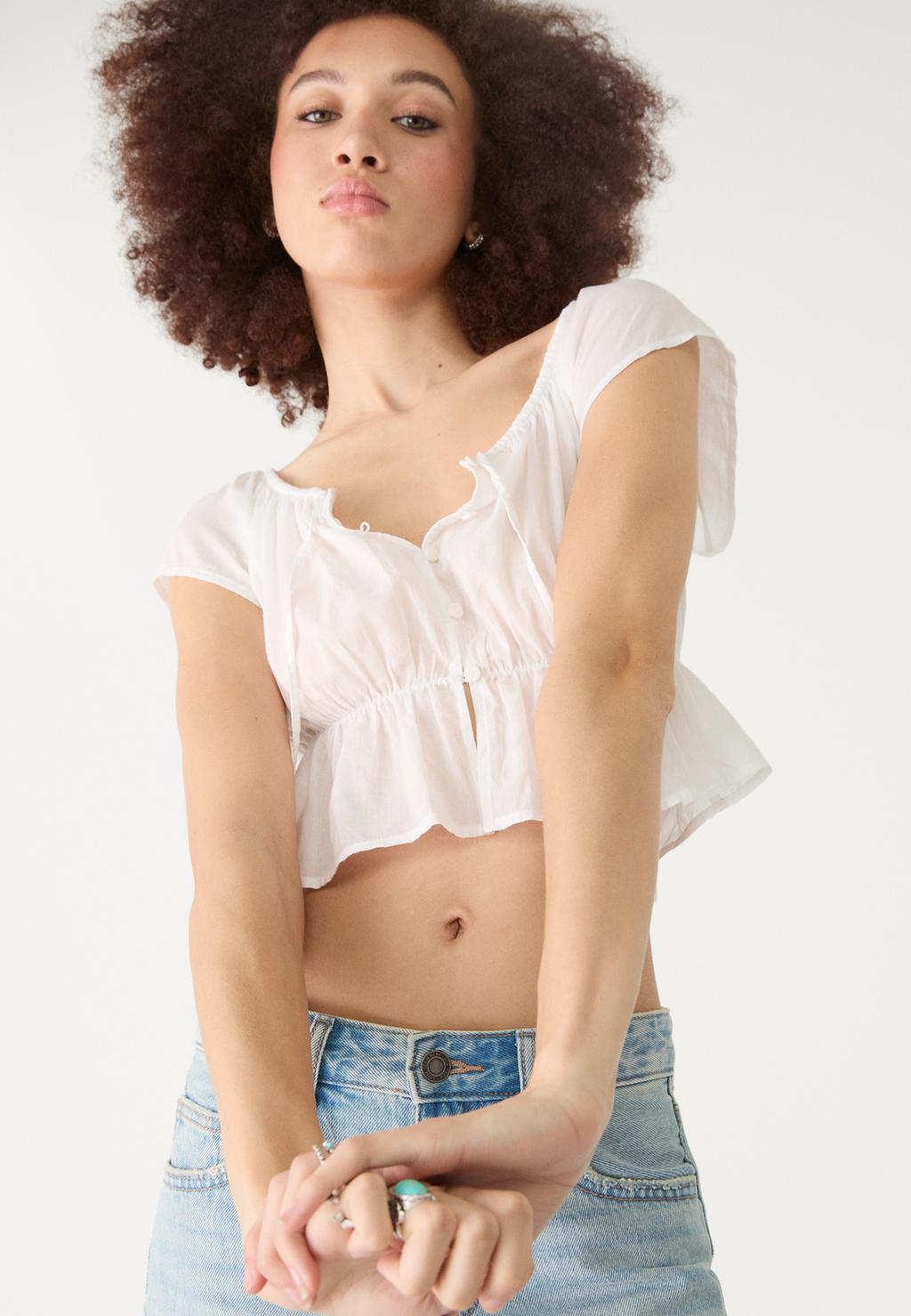 Flowing top with buttons