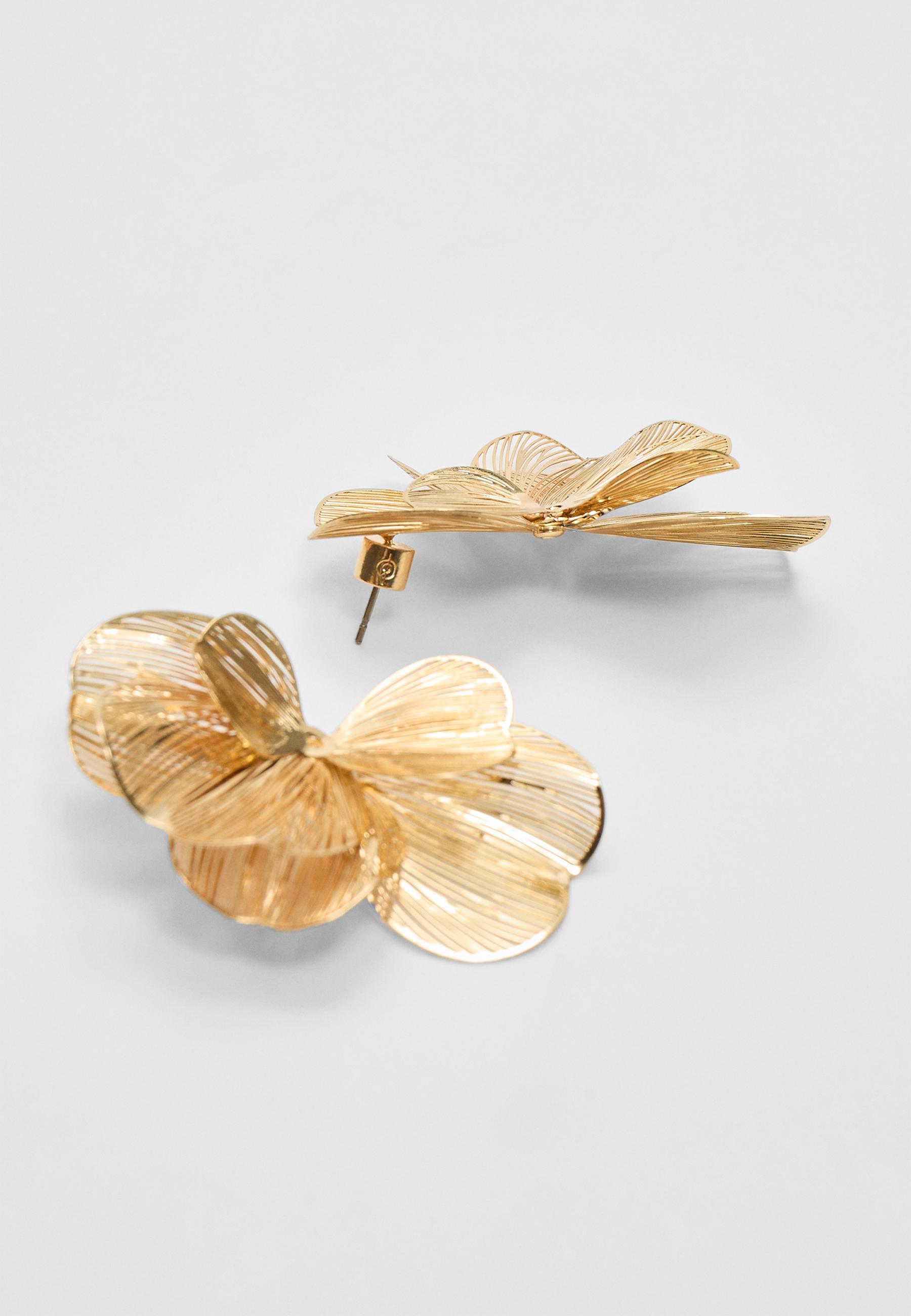 Textured flower fan earrings — Gold