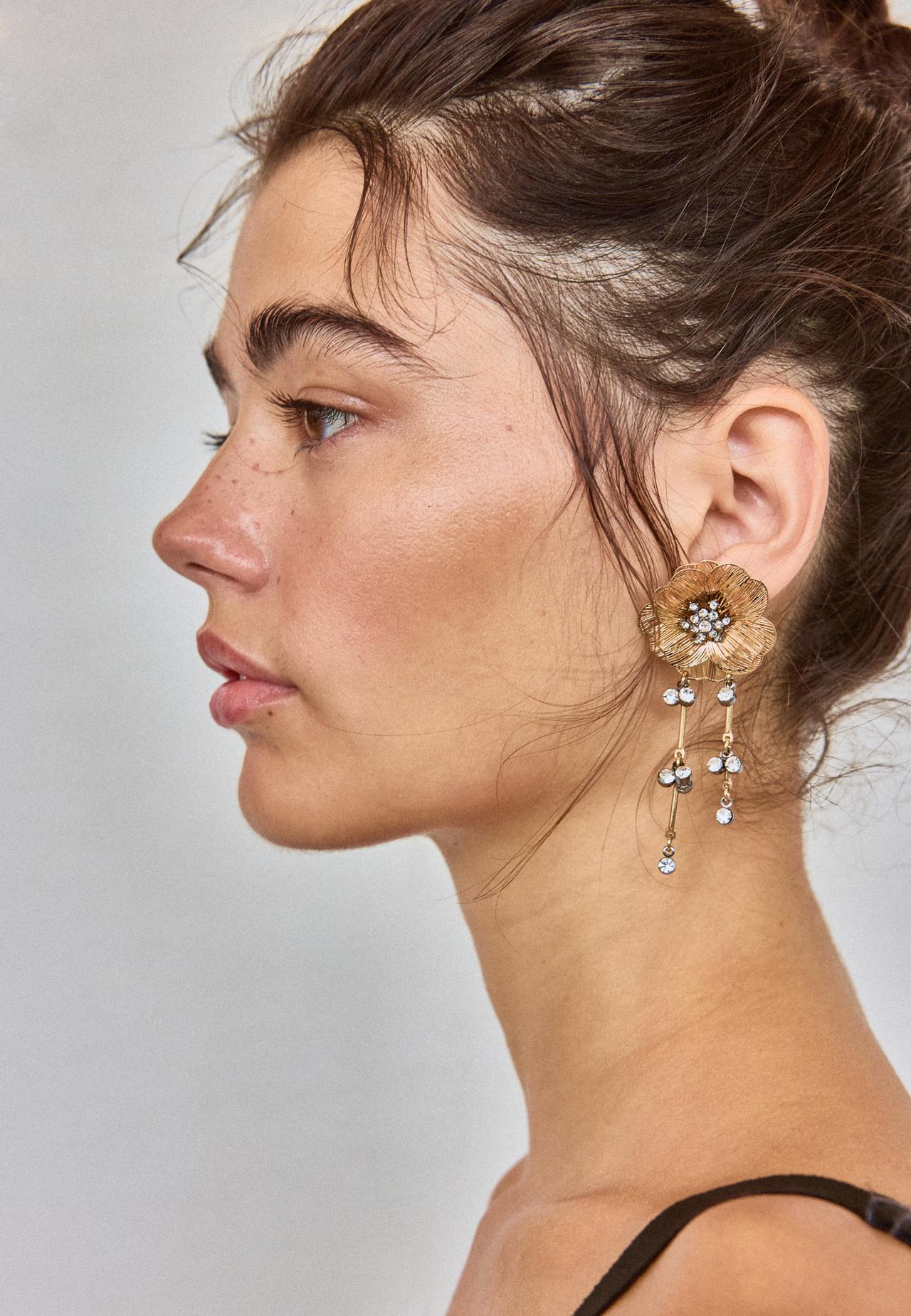 Long rhinestone flower earrings — Gold