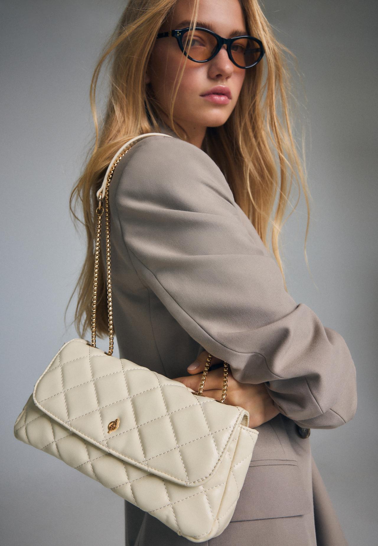 Quilted crossbody bag with chain — Ecru
