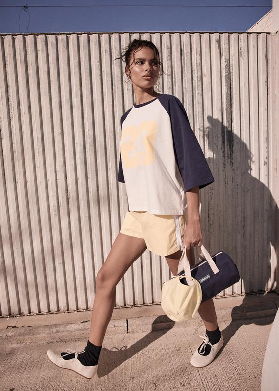 maglietta con maniche raglan