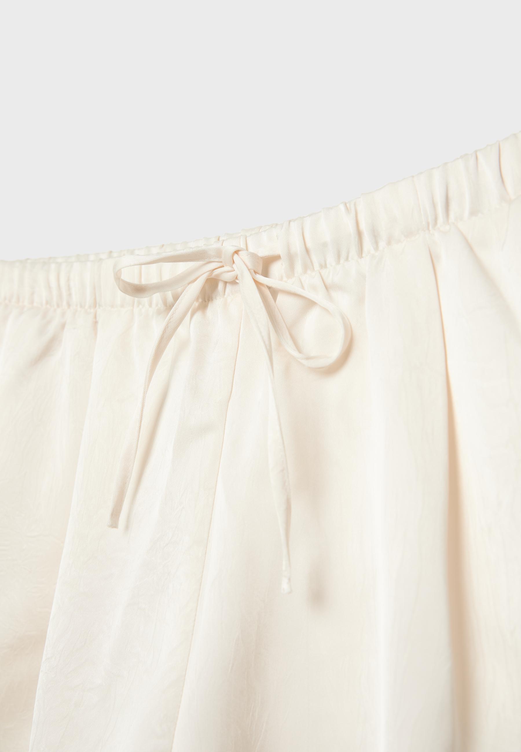 Satin finish shorts — Ecru