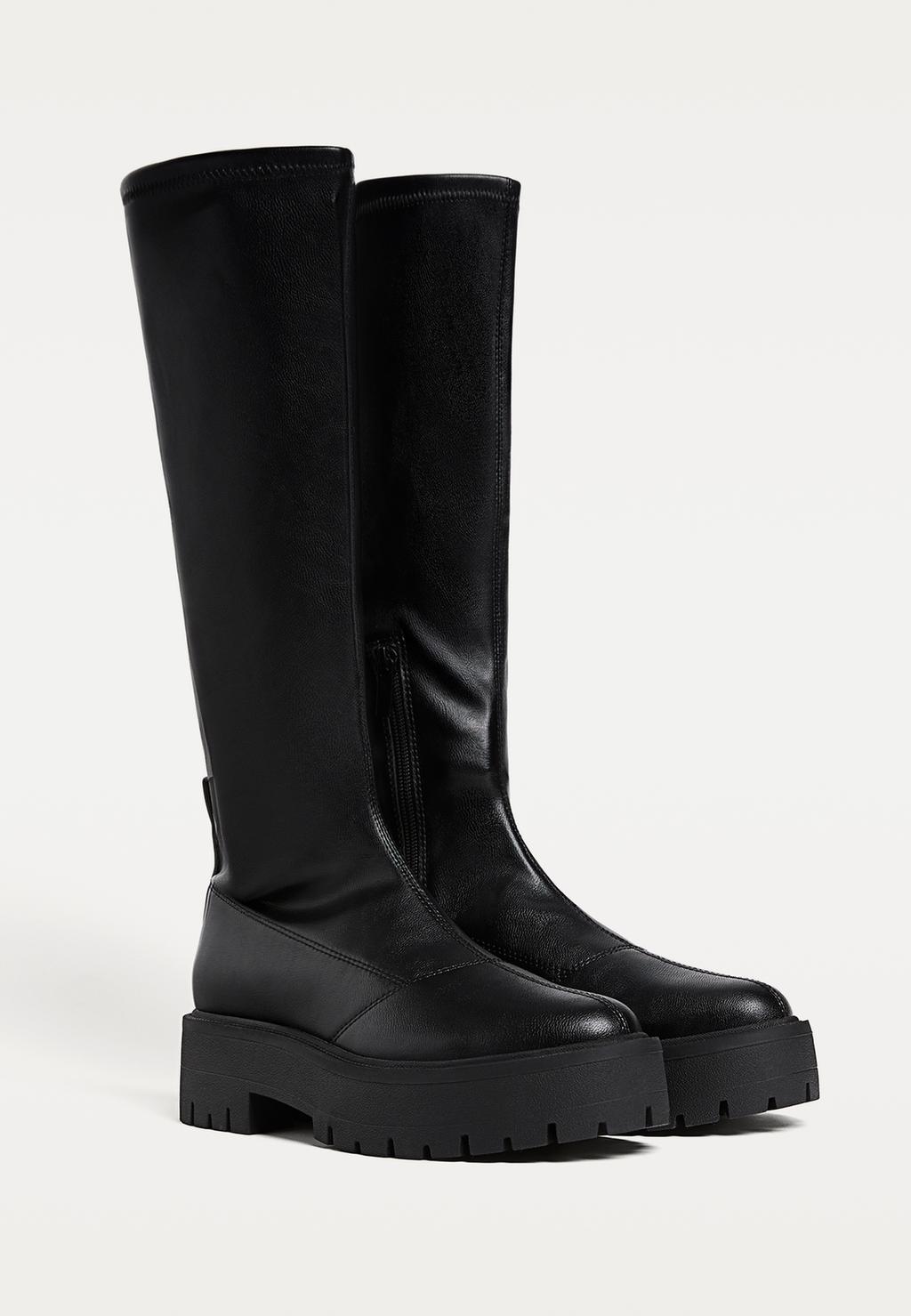 Flache Stiefel mit hohem Schaft