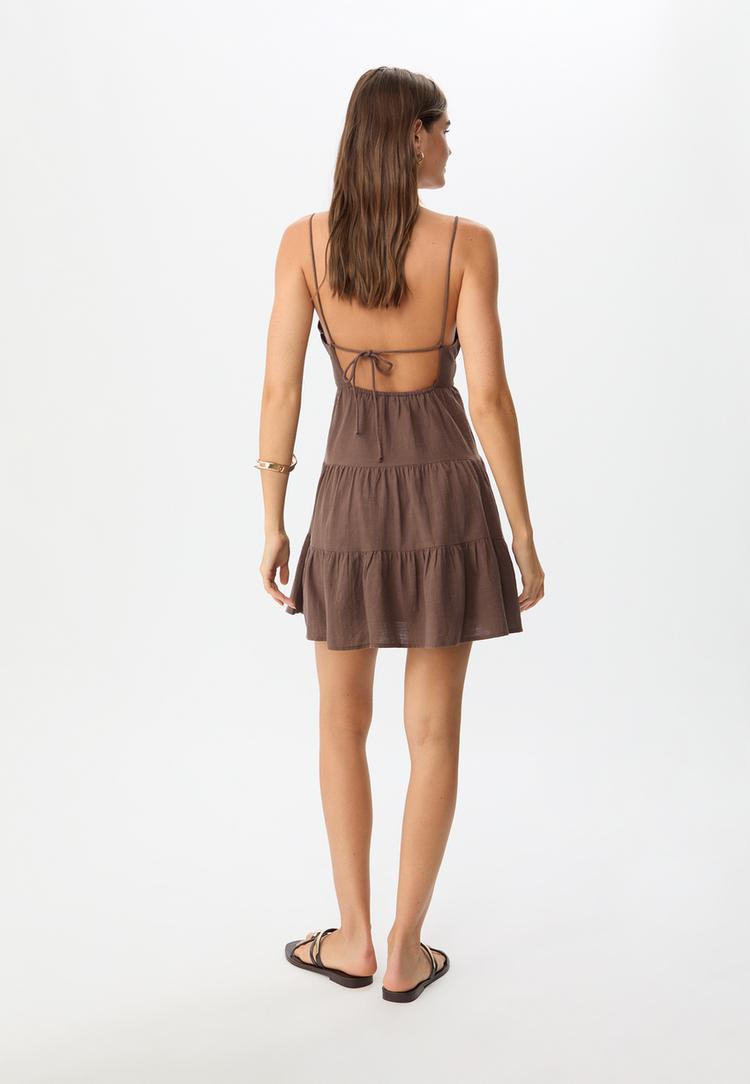 vestido fluido curto com laco nas costas