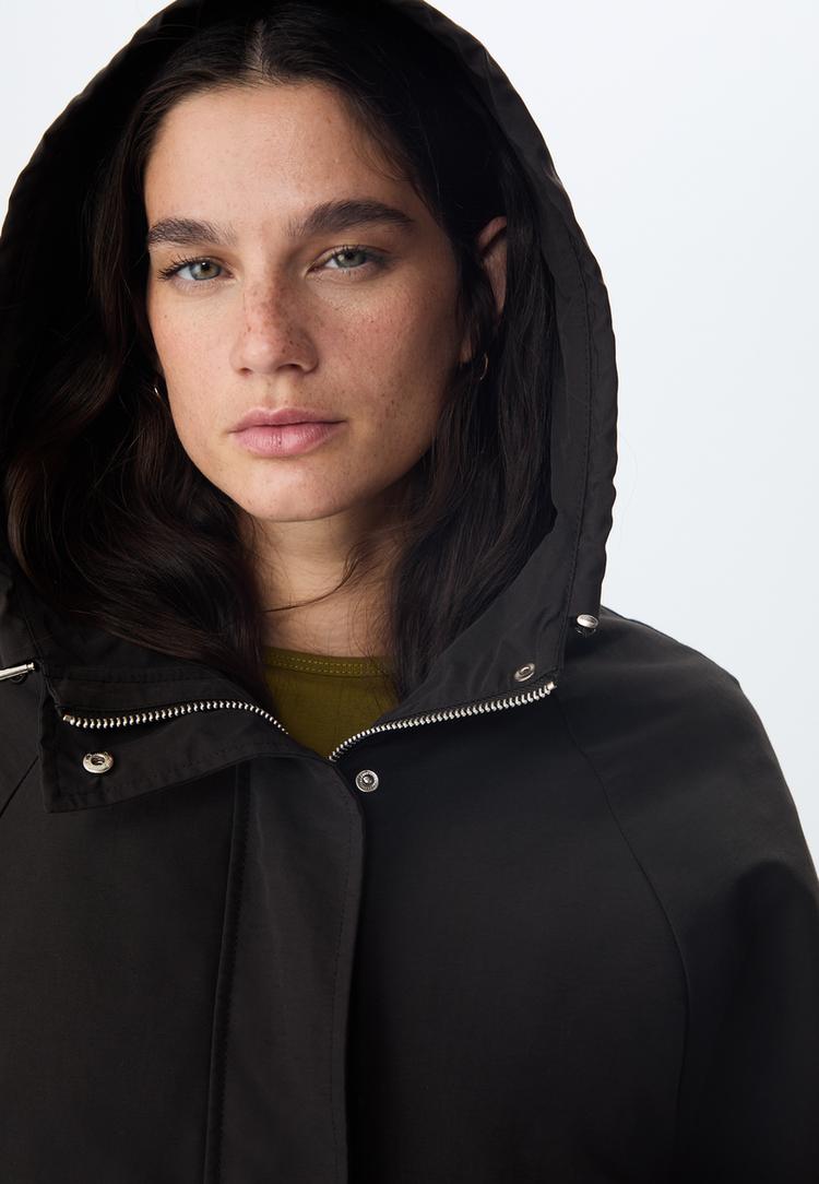 parka tecnica corta capucha