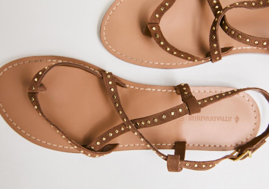 Sandali bassi in pelle con borchie