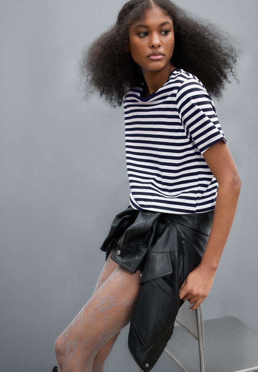 Базовая футболка классического кроя с круглым вырезом в полоску