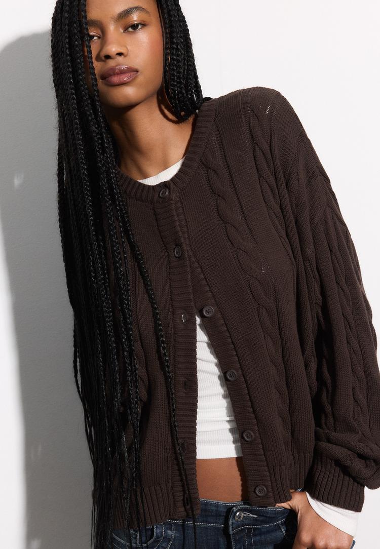 knopfjacke-mit-zopfmuster