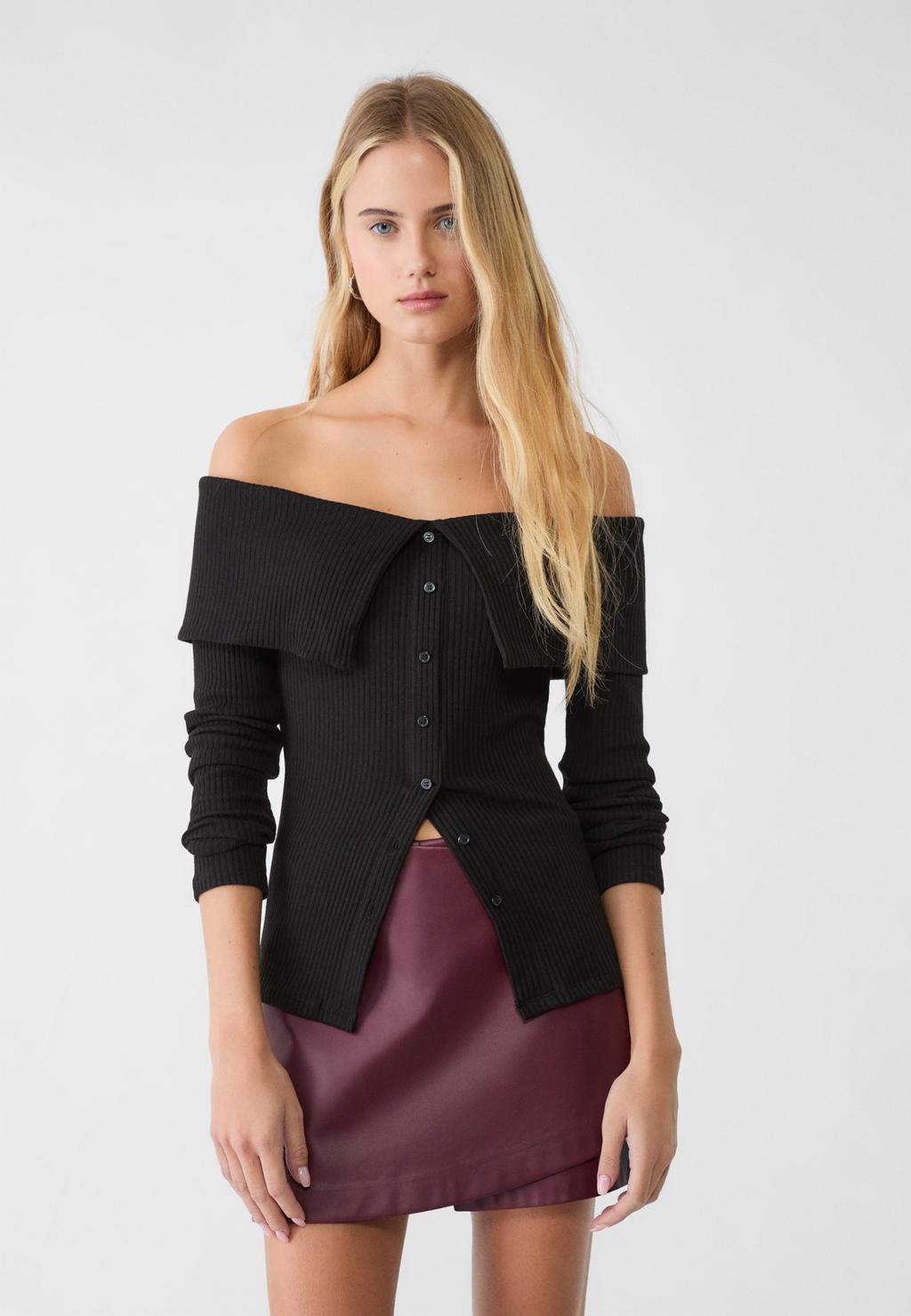 Off-the-shoulder top with buttons