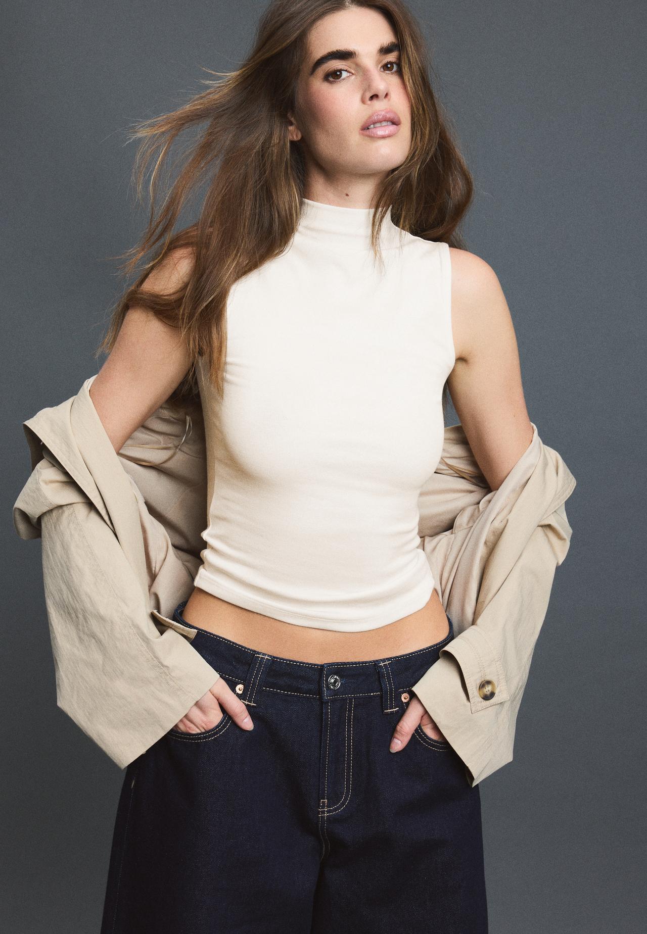 Sleeveless funnel neck T-shirt — Ecru