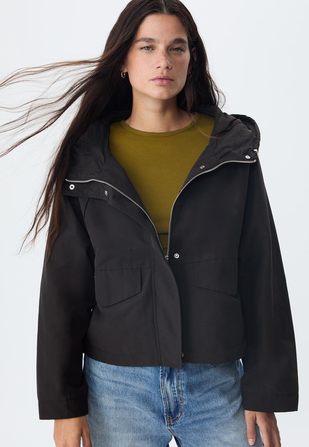 Parka técnica corta capucha